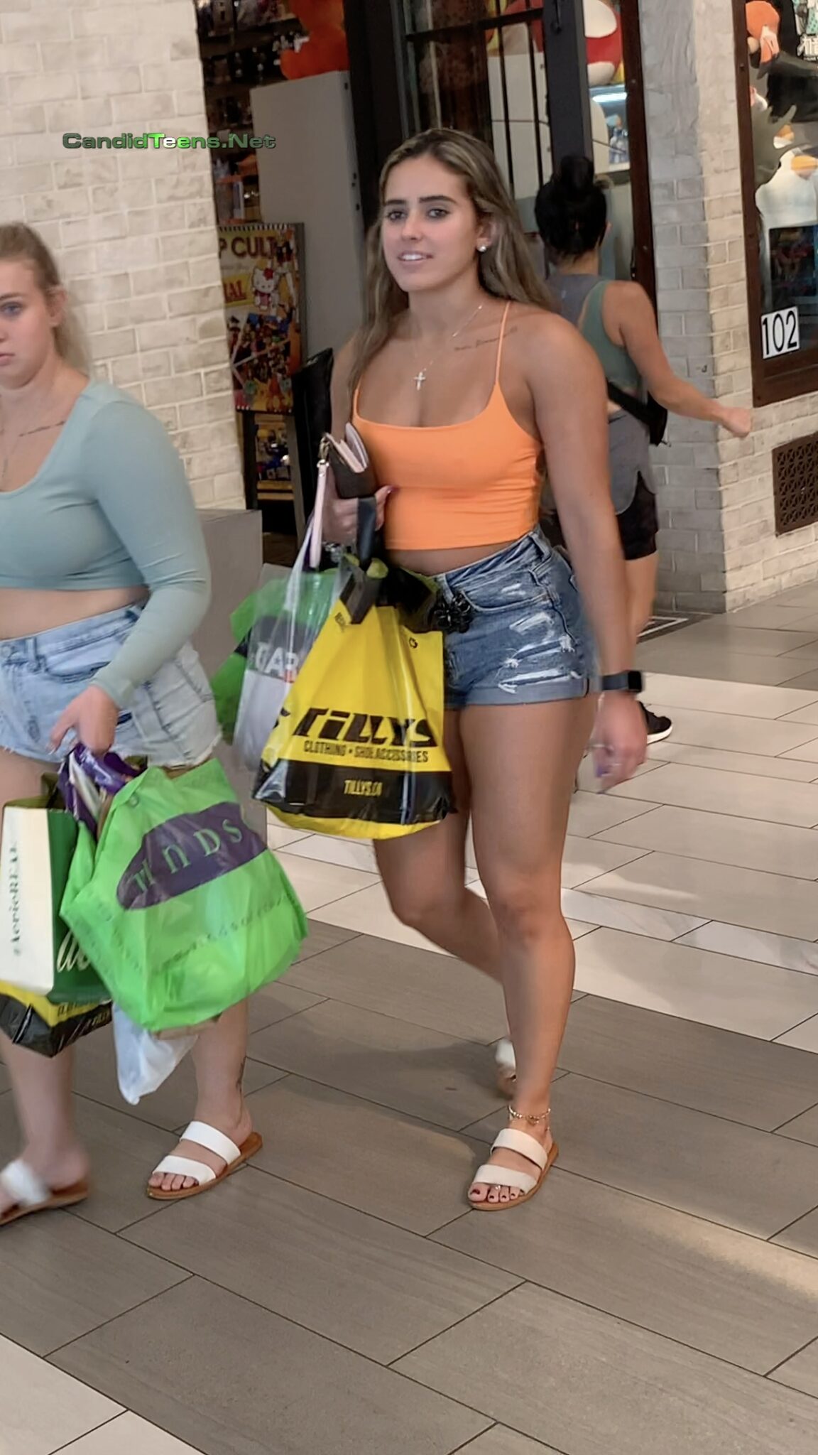 Bubble Butty Beauty In Tight Shorts Creepshots